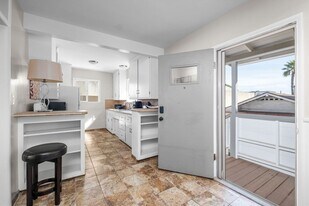 58 10th Ct in Hermosa Beach, CA - Building Photo