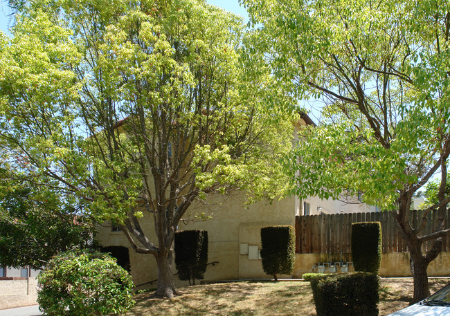 725 Franklin Ln in Vista, CA - Foto de edificio - Building Photo