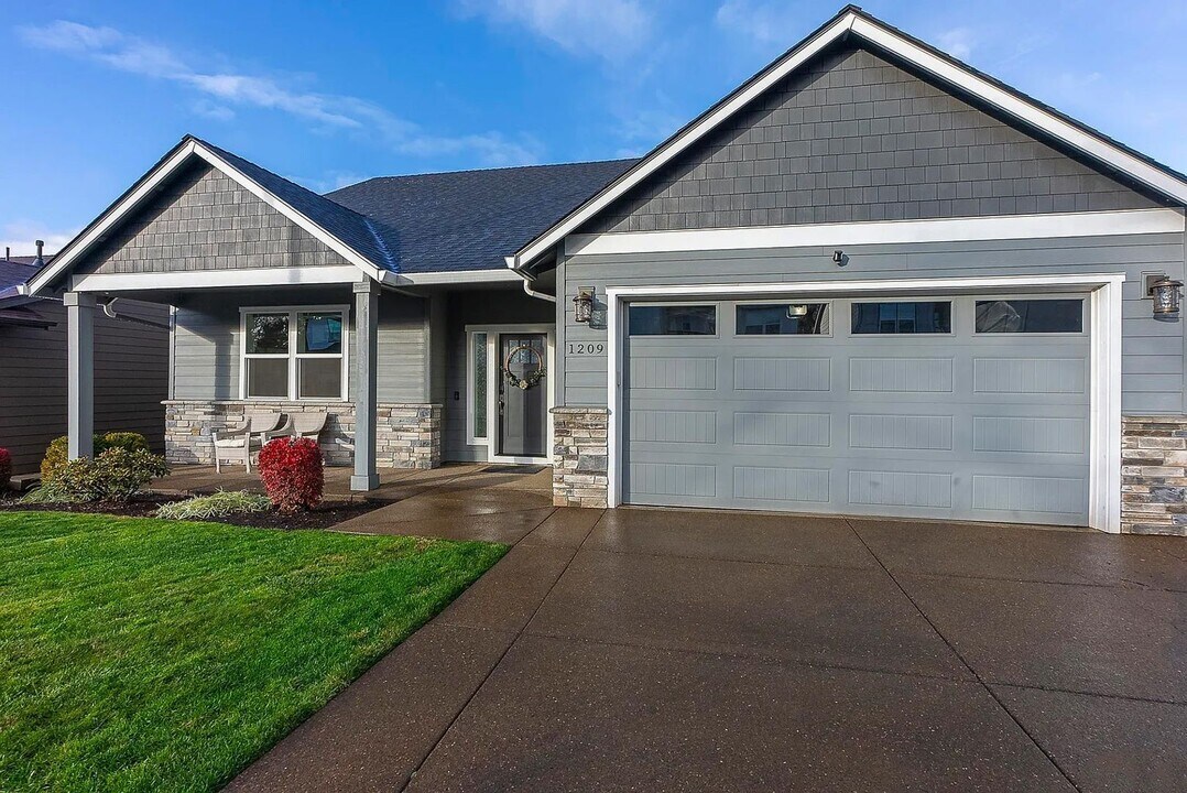 1209 Thunderbird Ave S in Salem, OR - Building Photo