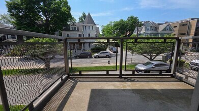 25 Vernon St, Unit 205 in Brookline, MA - Foto de edificio - Building Photo