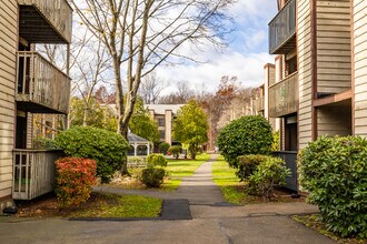 Breezewood Condominiums in East Haven, CT - Building Photo - Building Photo