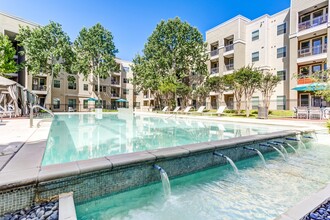 District at Medical Center Apartments in San Antonio, TX - Foto de edificio - Building Photo