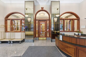 200 N Dearborn St in Chicago, IL - Building Photo - Building Photo