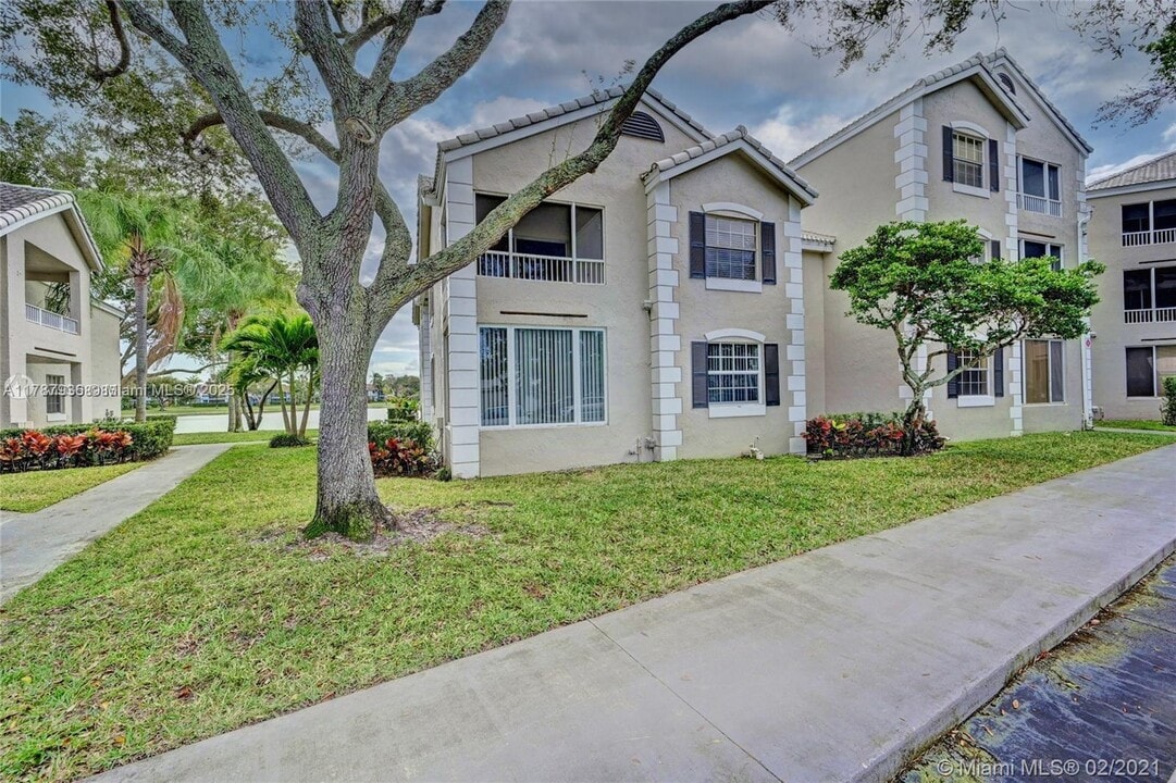 2850 N Oakland Forest Dr in Oakland Park, FL - Building Photo