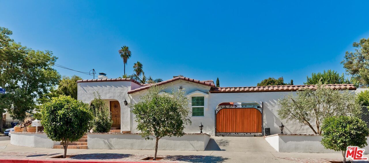 10725 Collins St in Los Angeles, CA - Building Photo