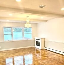 418 S Marginal Rd in Jericho, NY - Building Photo - Building Photo