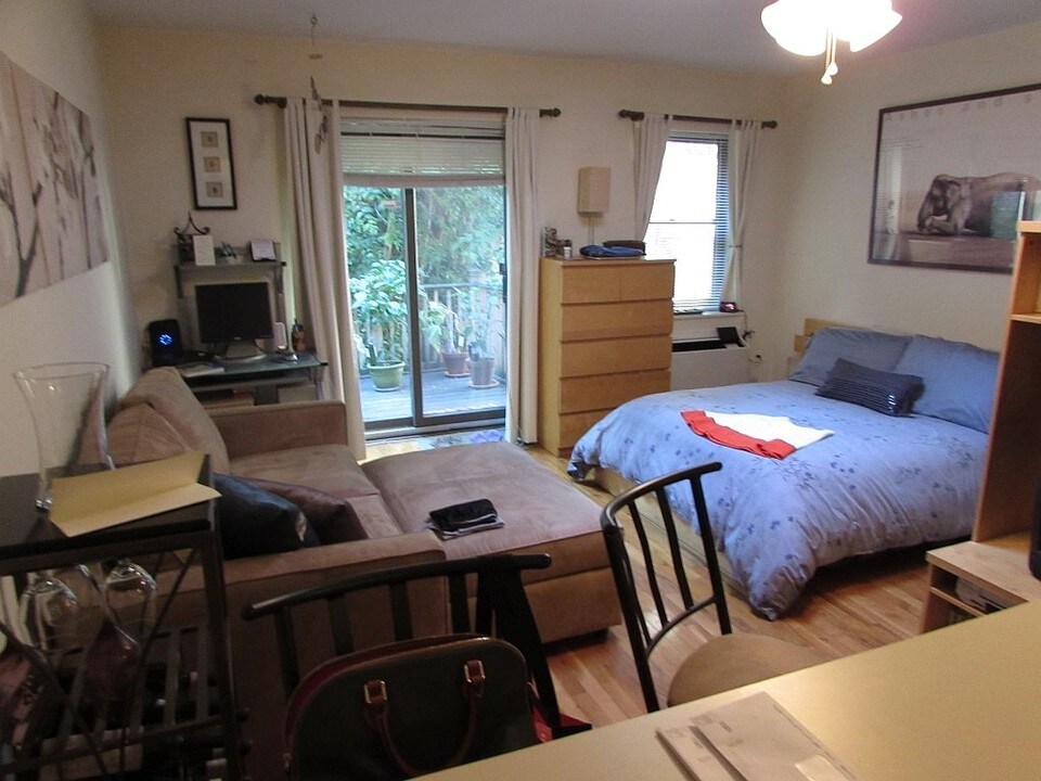 356 1st St in Hoboken, NJ - Building Photo