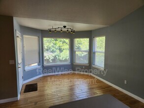 2412 SE Waldon Ave in Roseburg, OR - Building Photo - Building Photo