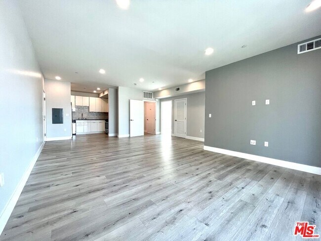 14612 Calvert St in Los Angeles, CA - Building Photo - Building Photo