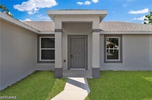 237 Narcissus Ave S in Lehigh Acres, FL - Building Photo
