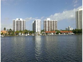 3600 Yacht Club Dr in Aventura, FL - Building Photo - Building Photo