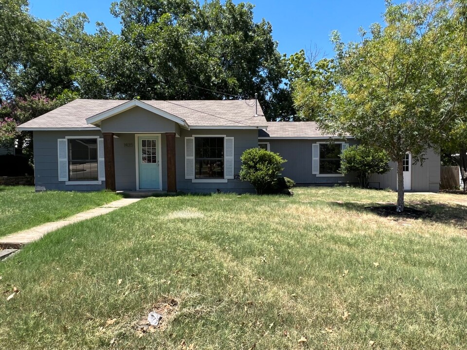 1435 Groesbeck St in Stephenville, TX - Building Photo