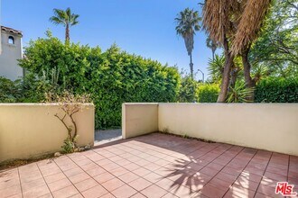 1612 N Genesee Ave in Los Angeles, CA - Building Photo - Building Photo