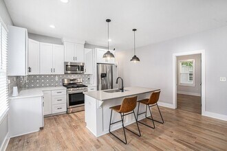 218 Laurel Ave SW in Atlanta, GA - Foto de edificio - Building Photo