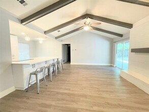 10419 Quail Ridge Dr in Austin, TX - Foto de edificio - Building Photo