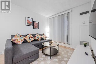 250 Wellington St W in Toronto, ON - Building Photo - Building Photo