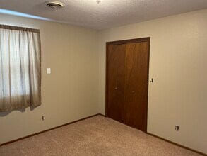 829 E 9th St S, Unit 1 in Newton, IA - Foto de edificio - Building Photo