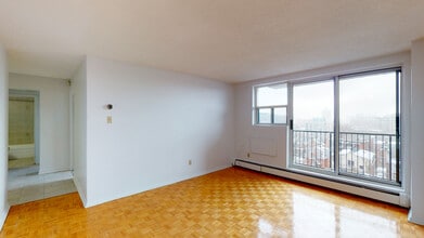 335 MacLaren St. – The New Yorker in Ottawa, ON - Building Photo - Building Photo