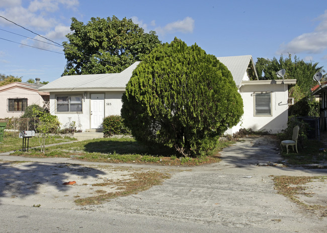 565 NE 131st St in North Miami, FL - Foto de edificio - Building Photo