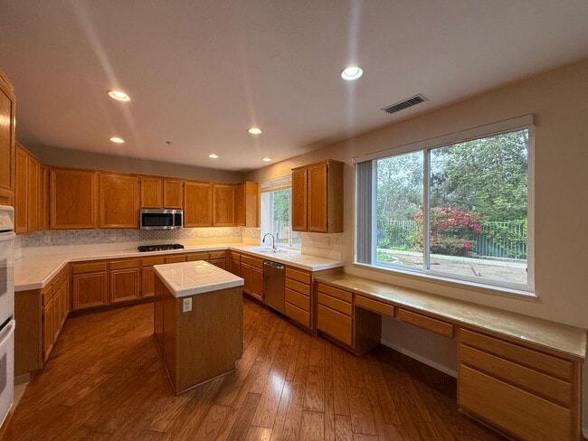 1872 Autumn Ln in Vista, CA - Building Photo - Building Photo