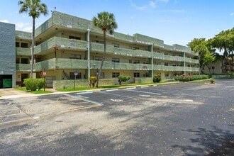 6075 N Sabal Palm Blvd in Tamarac, FL - Building Photo - Building Photo