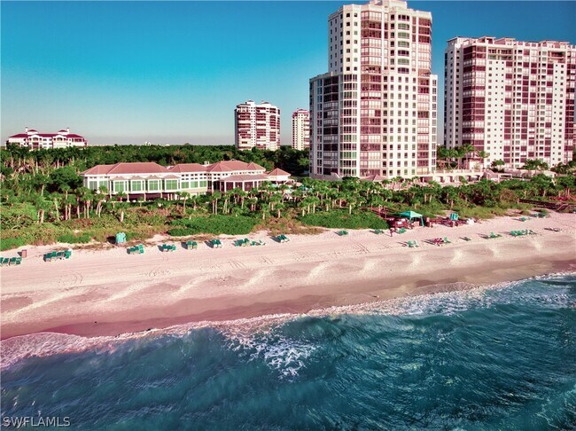 8787 Bay Colony Dr in Naples, FL - Foto de edificio - Building Photo