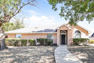1357 Meadow Creek Dr in Lancaster, TX - Building Photo