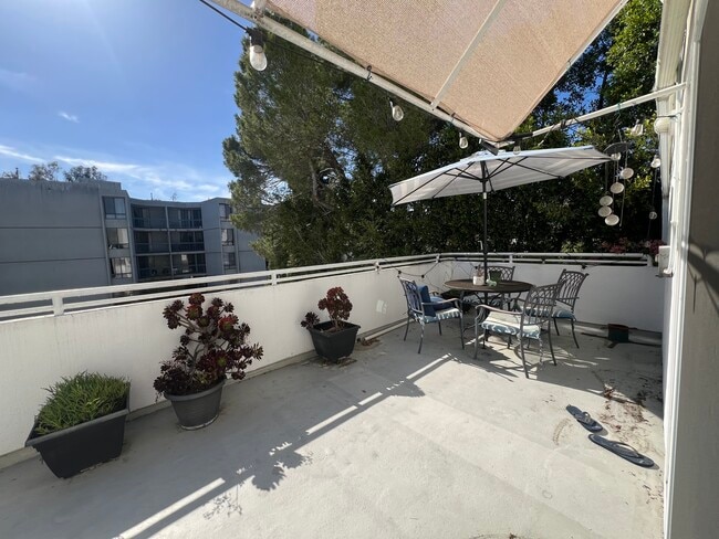 650 Kelton Ave, Unit 301 in Los Angeles, CA - Foto de edificio - Building Photo