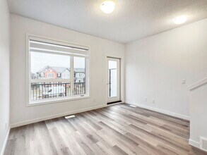379 Belmont Ave SW in Calgary, AB - Building Photo - Building Photo