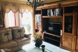 2620 W 76th St-Unit -Apt 203 in Hialeah, FL - Foto de edificio - Building Photo