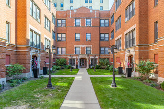 Everett Apartments in Chicago, IL - Building Photo - Building Photo