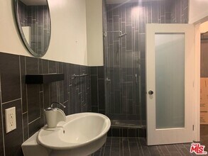 727 W 7TH St, Unit 23 in Los Angeles, CA - Building Photo - Building Photo