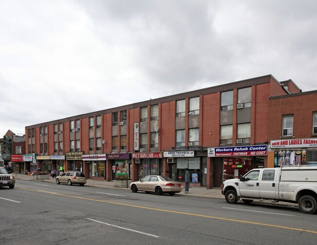 2680-2696 Danforth Ave in Toronto, ON - Building Photo - Building Photo