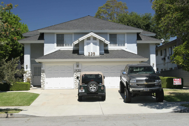 239 W Dexter St in Covina, CA - Foto de edificio - Building Photo