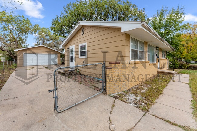 2210 W Dallas St in Wichita, KS - Building Photo - Building Photo