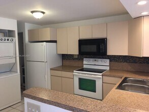 8060 N Colony Cir in Tamarac, FL - Building Photo - Building Photo