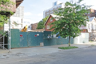 10915 72nd Rd in Forest Hills, NY - Foto de edificio - Building Photo