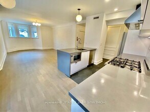 795 College St in Toronto, ON - Building Photo - Building Photo
