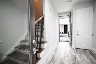 5648 Larkin St in Houston, TX - Foto de edificio - Building Photo