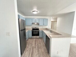 6255 Rancho Mission Rd, Unit 208 in San Diego, CA - Foto de edificio - Building Photo