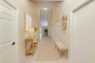 2400 E Aragon Blvd in Sunrise, FL - Foto de edificio - Building Photo