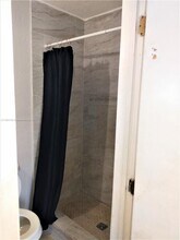 980 NW 109th St-Unit -B-Rear in Miami, FL - Building Photo - Building Photo