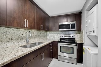 10000 NW 80th Ct in Hialeah Gardens, FL - Building Photo - Building Photo