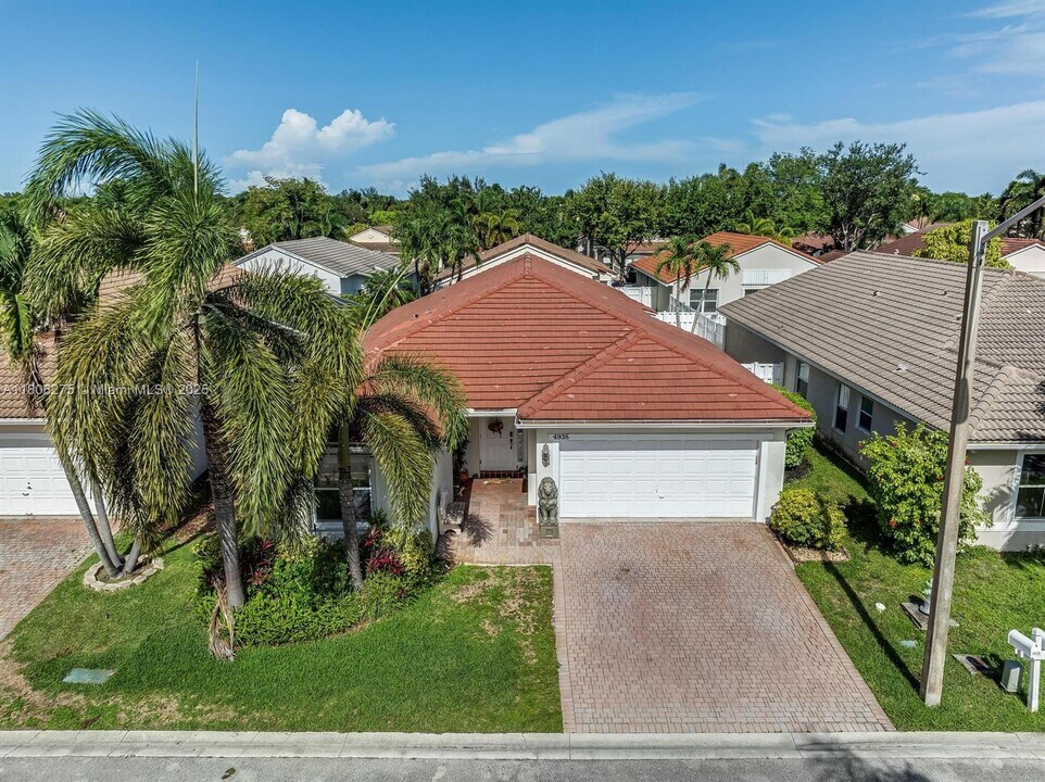 4938 SW 33rd Way in Fort Lauderdale, FL - Building Photo