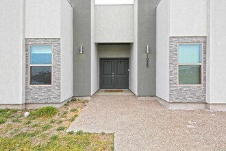 1025 La Muralla St in Laredo, TX - Building Photo - Building Photo