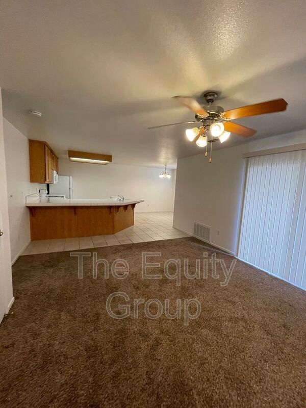 2660 W Lark Ave in Visalia, CA - Building Photo - Building Photo