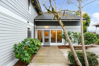 Gregory Gene Apartments in Seattle, WA - Foto de edificio - Building Photo