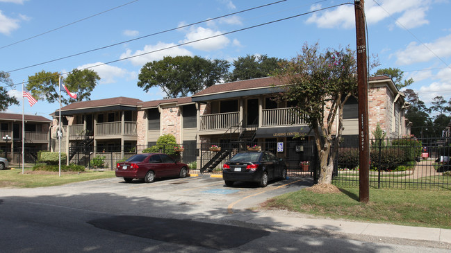 Canterbury Court Apartments in Houston, TX - Building Photo - Building Photo