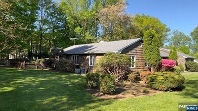 24 Drake Ln in Upper Saddle River, NJ - Building Photo - Building Photo
