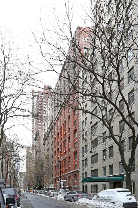 27 W 67th St in New York, NY - Building Photo